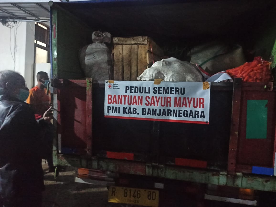 PMI Banjarnegara Kirim Satu Truk Sayur untuk Korban Erupsi Semeru