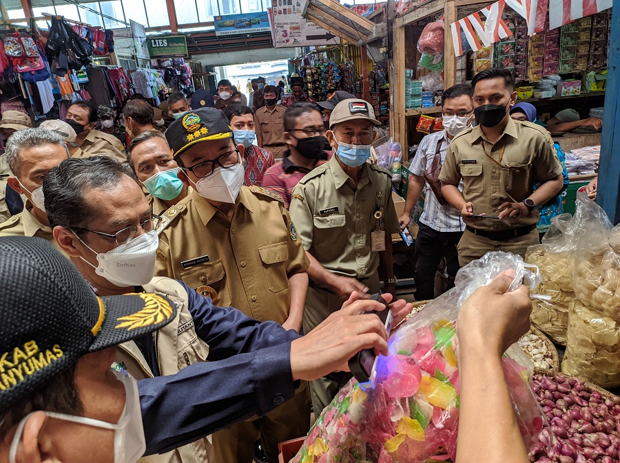 Ditemukan Teri Berformalin dan Kerupuk Berpewarna Tekstil di Pasar Sokaraja