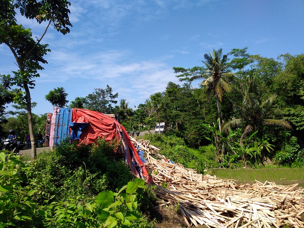 Truk Guling di Jalur Lingkar Utara
