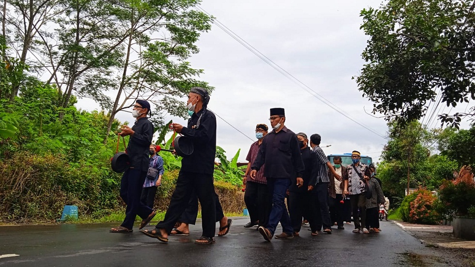 Jaga Tradisi, Warga Desa Pekunden Jalan Kaki Ziarah Leluhur di Empat Lokasi