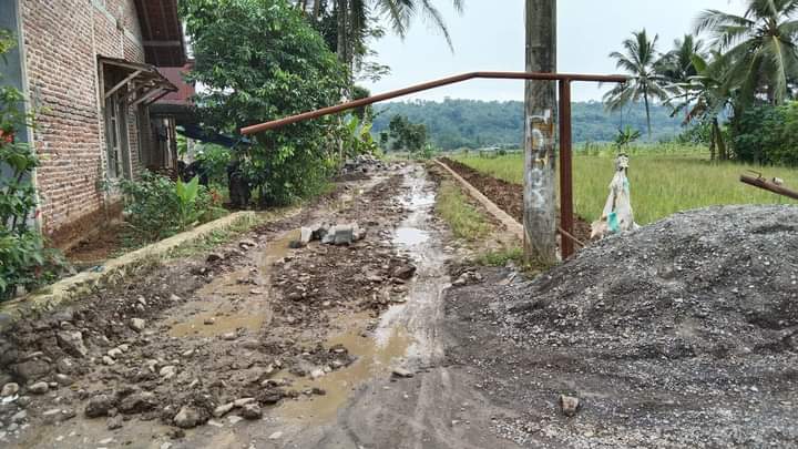 Pemdes Karangsari Ancam Tutup Akses, Jalan Rusak Usai Pembangunan Jembatan, Belum Ada Perbaikan dari Kontrakto