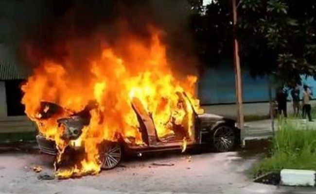 Waduh, Mobil Mewah Terbakar di Jalan By Pass Ngurah Rai