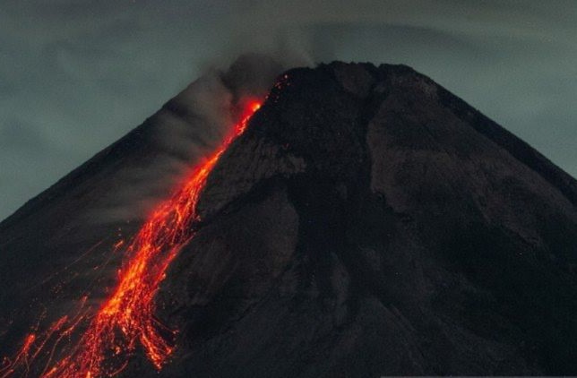 Guguran Lava Pijar Merapi Meluncur 15 Kali