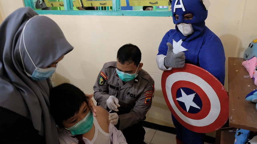 Guru Tampil Gunakan Kostum Superhero, Temani Vaksinasi Anak, Bupati Kebumen Targetkan 121 Ribu Dosis