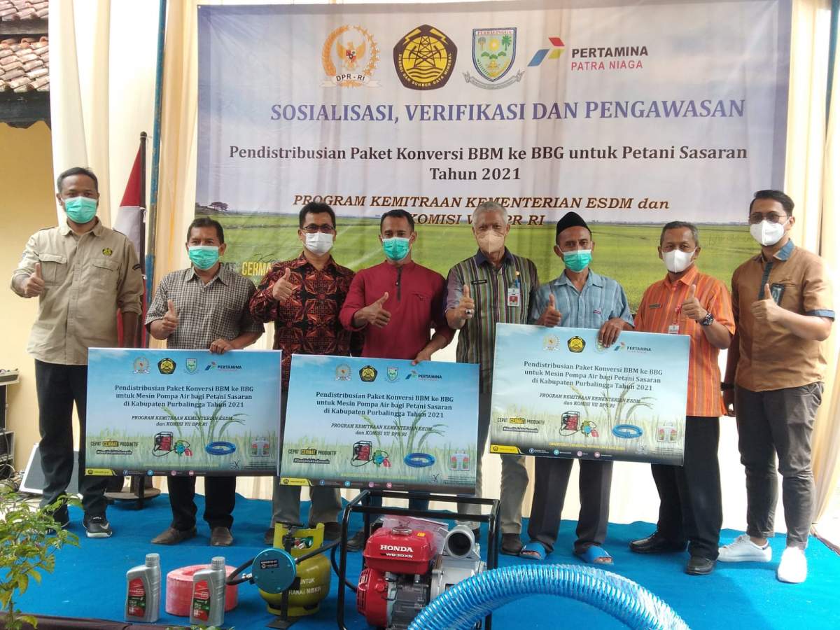 Rofik Serahkan Bantuan Konverter Kit Program Kemitraan Komisi VII DPR RI dan Kementrian ESDM RI