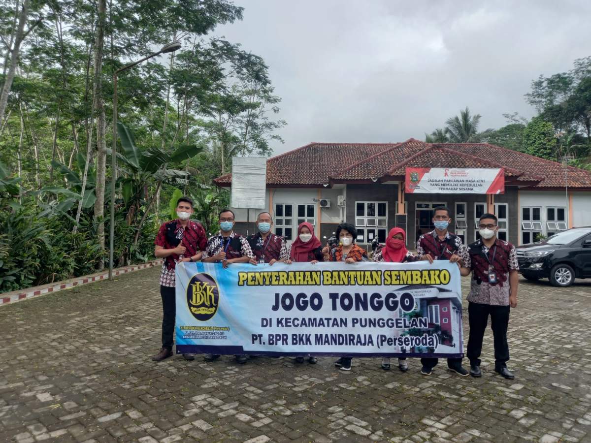 PT. BPR BKK Mandiraja (Perseroda) Bantu 100 Paket Sembako di Kecamatan Punggelan