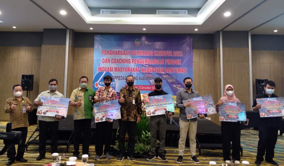 Bapedalitbang Kabupaten Banyumas Beri Penghargaan Pemenang Lomba Krenova