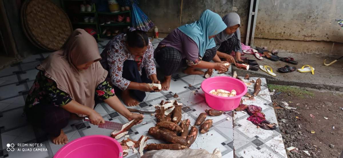 Warga di Sikapat, Sumbang Pelatihan Produk Olahan Mocaf