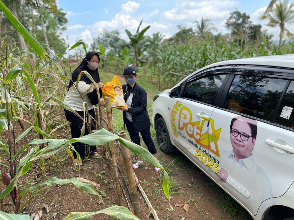 Airlangga Hartarto Bagikan 7.000 Paket Sembako