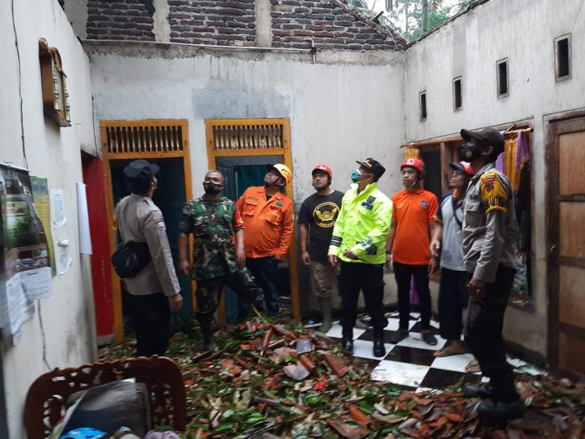 Hujan Disertai Angin Kencang, Tiga Rumah di Desa Samudra Rusak Tertimpa Pohon