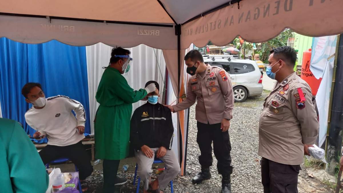 Polisi Lakukan Pendataan Pemudik, Rumah Ditempeli Stiker dan Pemudik di Swab Random