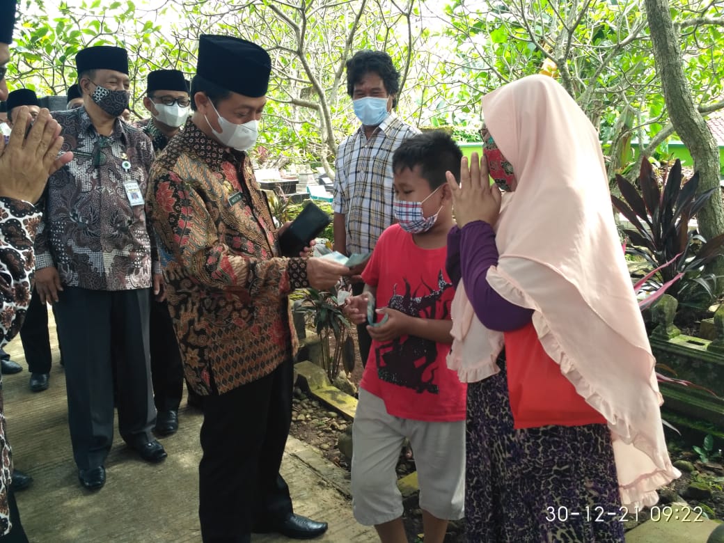 HAB Ke-76, KaKanwil Kemenag Jateng Ziarah Ke Makam KH Abu Dardiri di Pekih