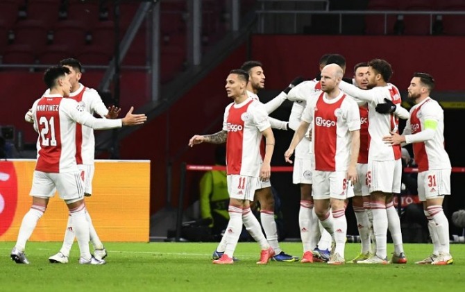 Ajax Sempurna, Gasak Sporting 4-2
