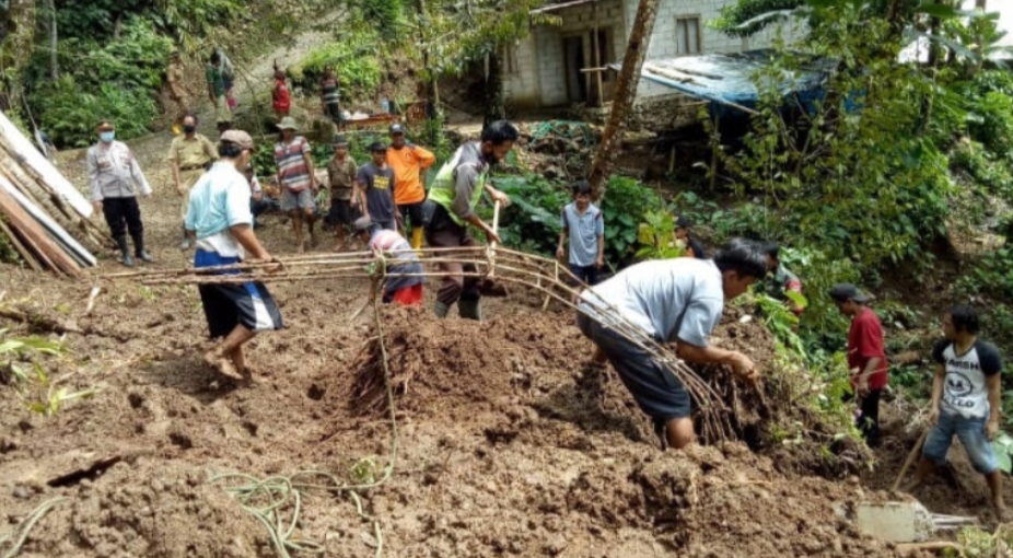 Penghuni Dengar Suara Gemuruh, Longsor Terjadi di Desa Ledug, Kembaran dan Desa Watuagung Tambak