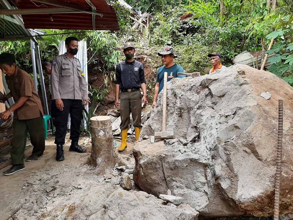 Batu Besar Nyaris Hantam Rumah, Menggelinding Sejauh 1 Km di Banjarpanepen