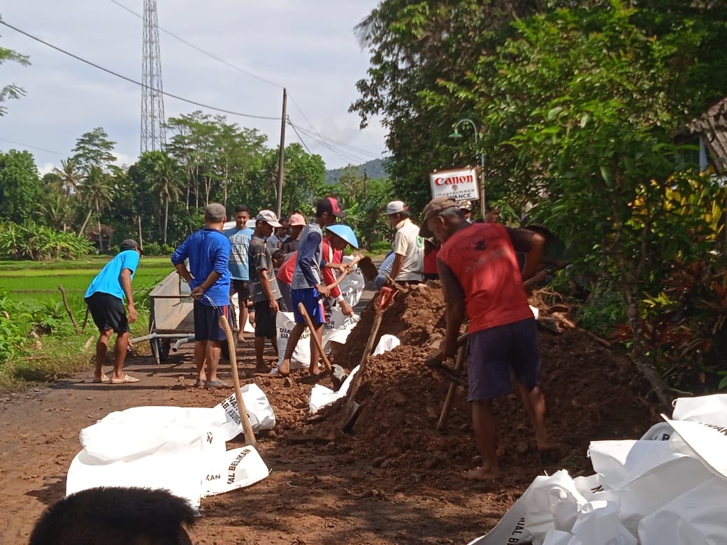 Warga Panjatan Gotong Royong Benahi Tanggul