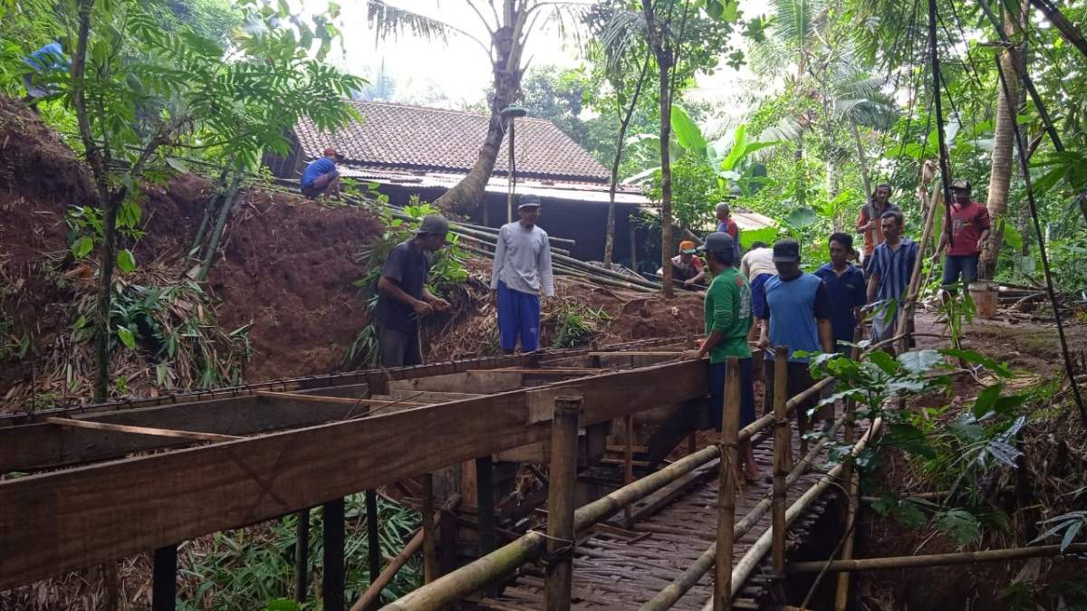 Warga Kompak Bangun Jembatan di Kalikunir Desa Kejawar