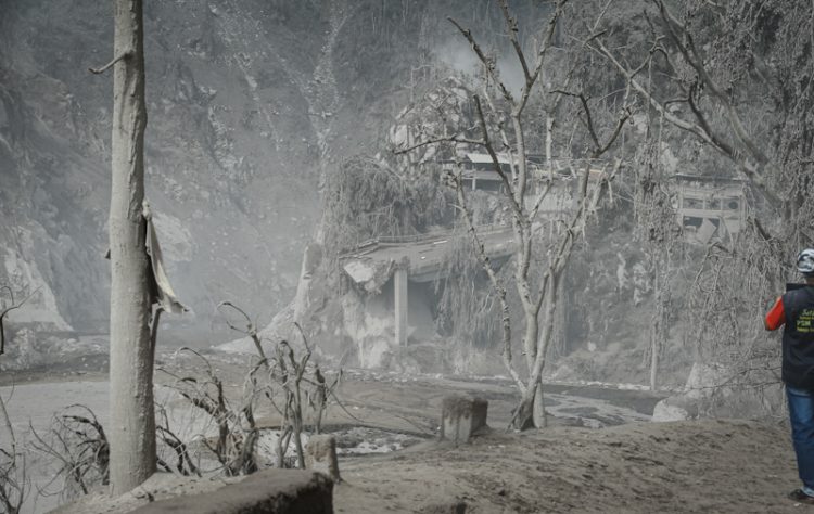 Tinjau Dampak Erupsi Semeru, Ini Kondisi Jembatan Geladak Perak Piket Nol, Pengungsi Akan Dapat Dana Tunggu 6 