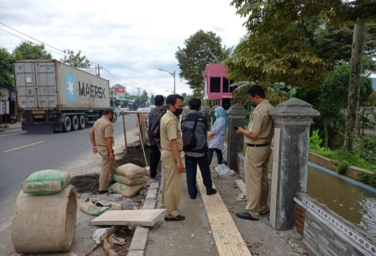 Proyek Trotoar Pucang - Semampir Molor