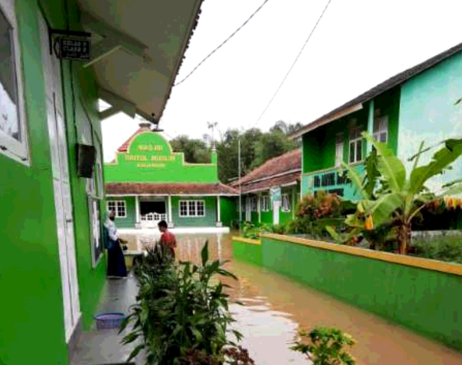 Imbas Halaman Madrasah di Kalibagor Banjir Lagi, Praktik Ibadah dan BTA Diundur