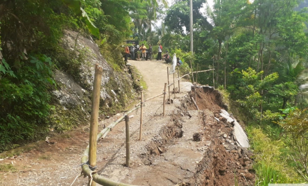 Hujan Lebat, Longsor, Ruas Purwodadi - Watuagung Kecamatan Tambak Ditutup untuk Roda Empat