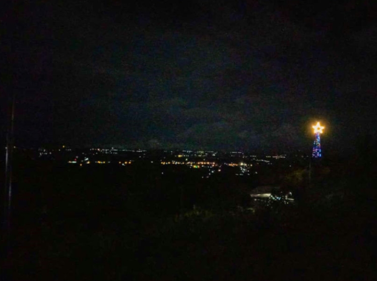 Ada Lampu Hias Natal Setinggi 13 Meter, Terangi Malam di Bukit Pengaritan Banjarpanepen Sumpiuh