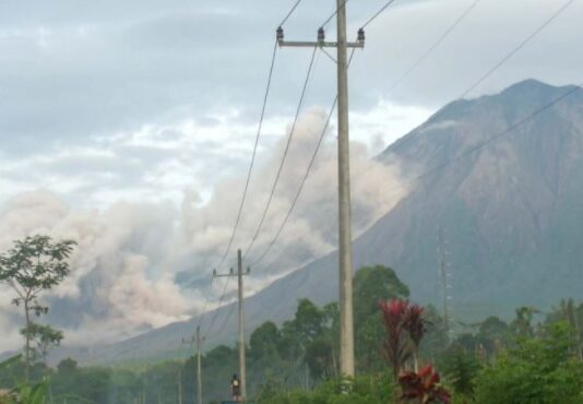 Semeru Luncurkan Awan Panas Lagi