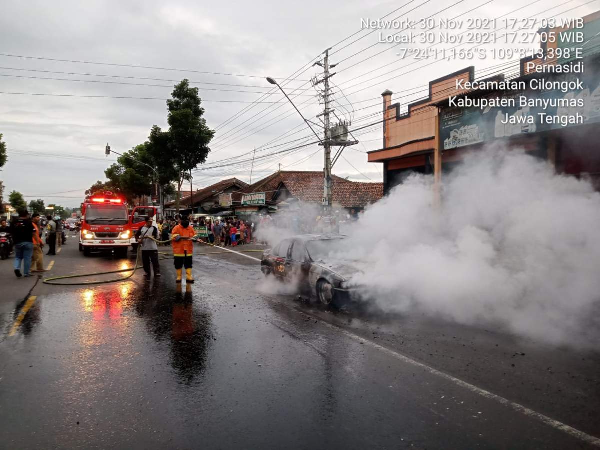 Mobil BMW Terbakar di Cilongok Diduga Karena Korsleting Listrik