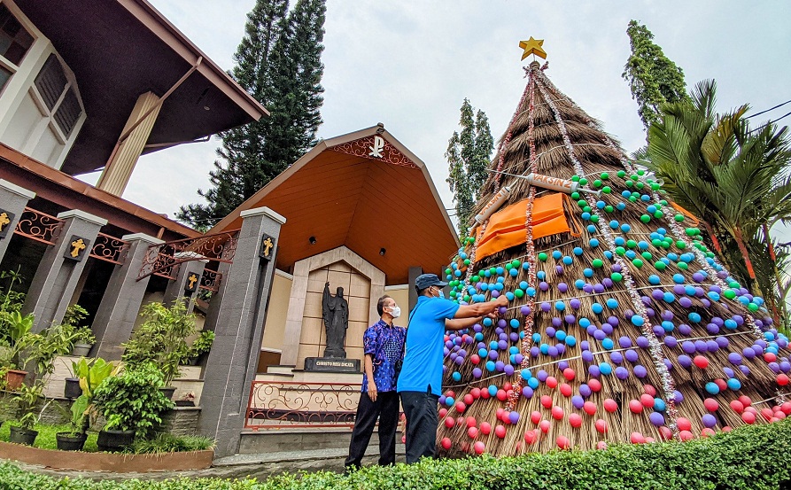 Pohon Natal Setinggi 5 Meter dari 525 Sapu Lidi di Gereja Katedral Kristus Raja Purwokerto, Beri Pesan Makna S
