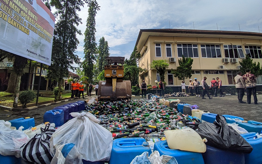 768,3 Liter Ciu, 518 Liter Tuak, 116 Knalpot Brong Dilindas Alat Berat, Razia Sampai Tahun Baru