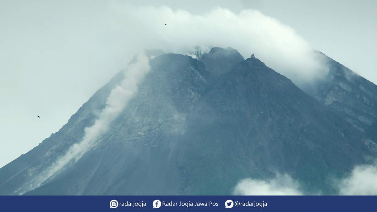 Asap Kawah Merapi Mencapai 300 Meter, Terjadi 10 Kali Guguran Lava Sejauh 2 Km