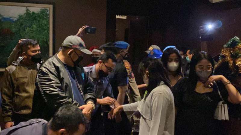 Dua Tempat Hiburan di Tegal Dirazia, Dini Hari Masih banyak Perempuan Muda, Cantik, dan Seksi di Kota Tegal, I