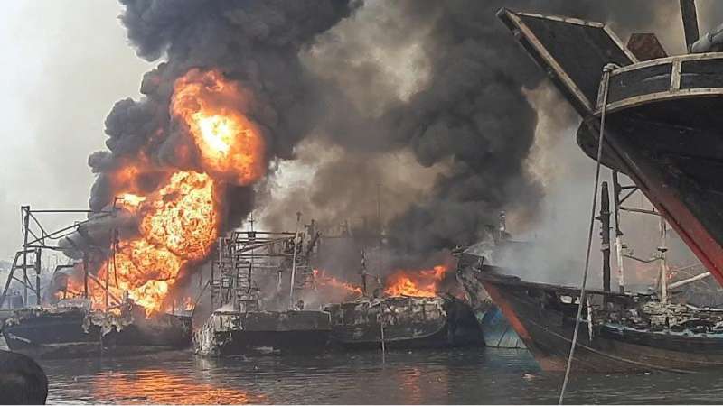 13 Perahu Terbakar dalam Kebakaran di Pelabuhan milik PT Pelindo III di Kota Tegal, Api Terus Meluas Karena Ka
