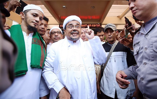 Habib Rizieq Sering Membaca dan Menulis di Penjara, Akan Ikuti Jejak Buya Hamka?