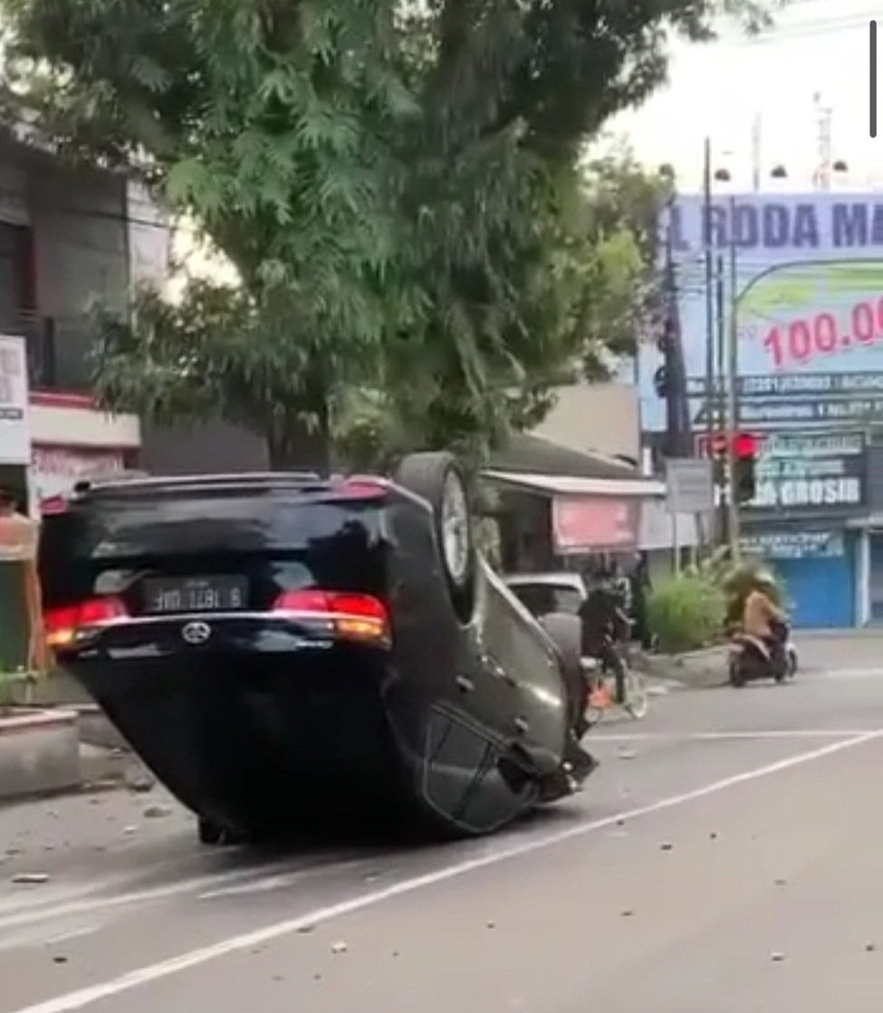 Waduh, Mobil Sedan Hitam Tabrak Trotoar Hingga Terbalik di Jalan Soeparno Purwokerto