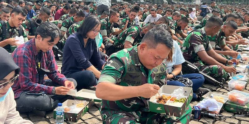 Merakyat, Jenderal Dudung Cuek Makan Nasi Kotak Bareng Prajurit di Pelataran Monas