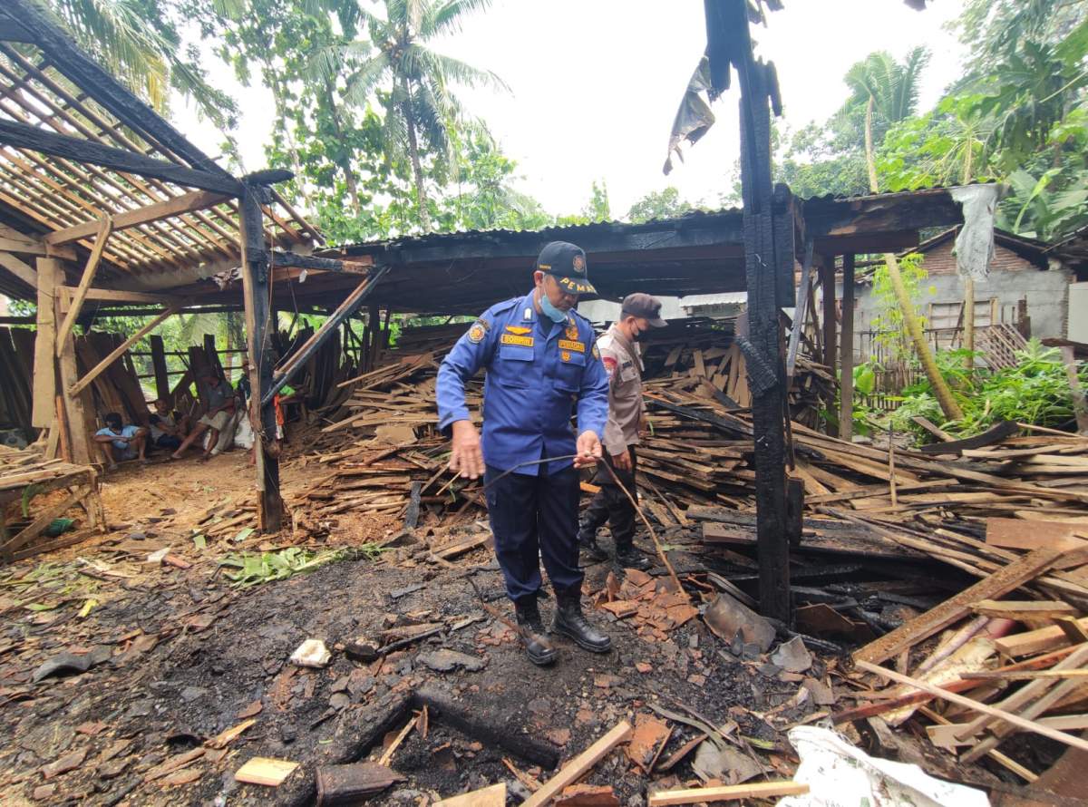 Diduga Korsleting Listrik, Tempat Usaha Tukang Kayu Ludes Terbakar