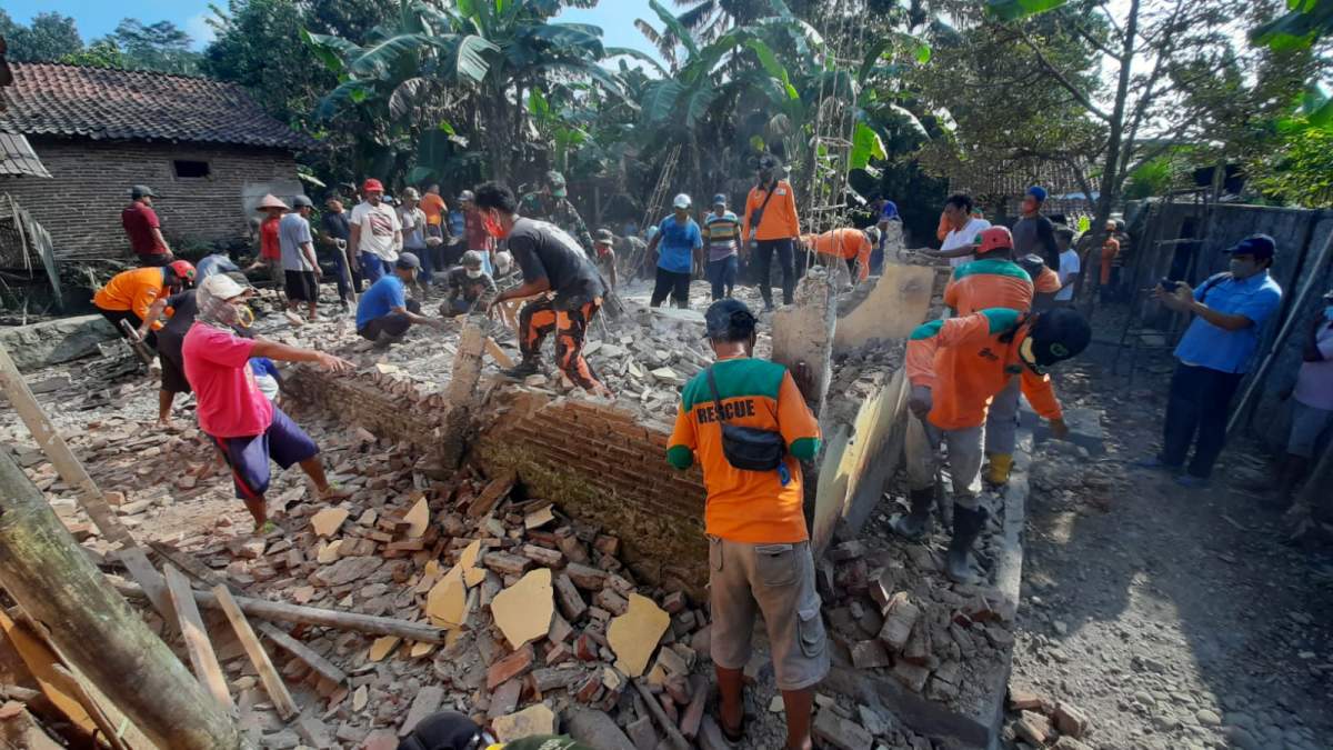 Brakk.... Begini Peristiwa Robohnya Rumah di Panembangan Cilongok, Penghuni Sempat Terluka