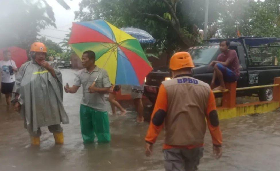 Dampak Hujan Angin Kemarin, Banjir, Atap Baja Ambrol, Hingga Pohon Tumbang di Banyumas