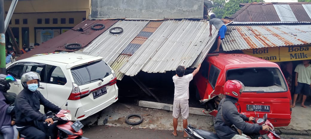 Banting Stir, Avanza Tabrak Mobil Lagi Parkir, Lalu Sikat Tiga Rumah di Bojongsari Purbalingga