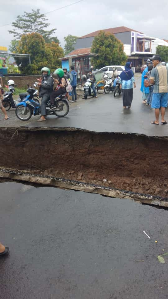 Terbelah, Jalan Utama Ke RS Mata dan Perumahan Tanjung Elok Purwokerto Ambles