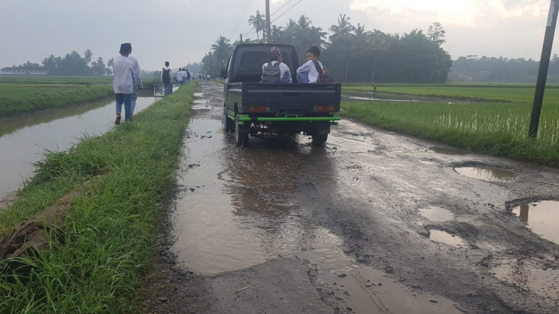 Jalan Kabupaten di Kemranjen Rusak Parah