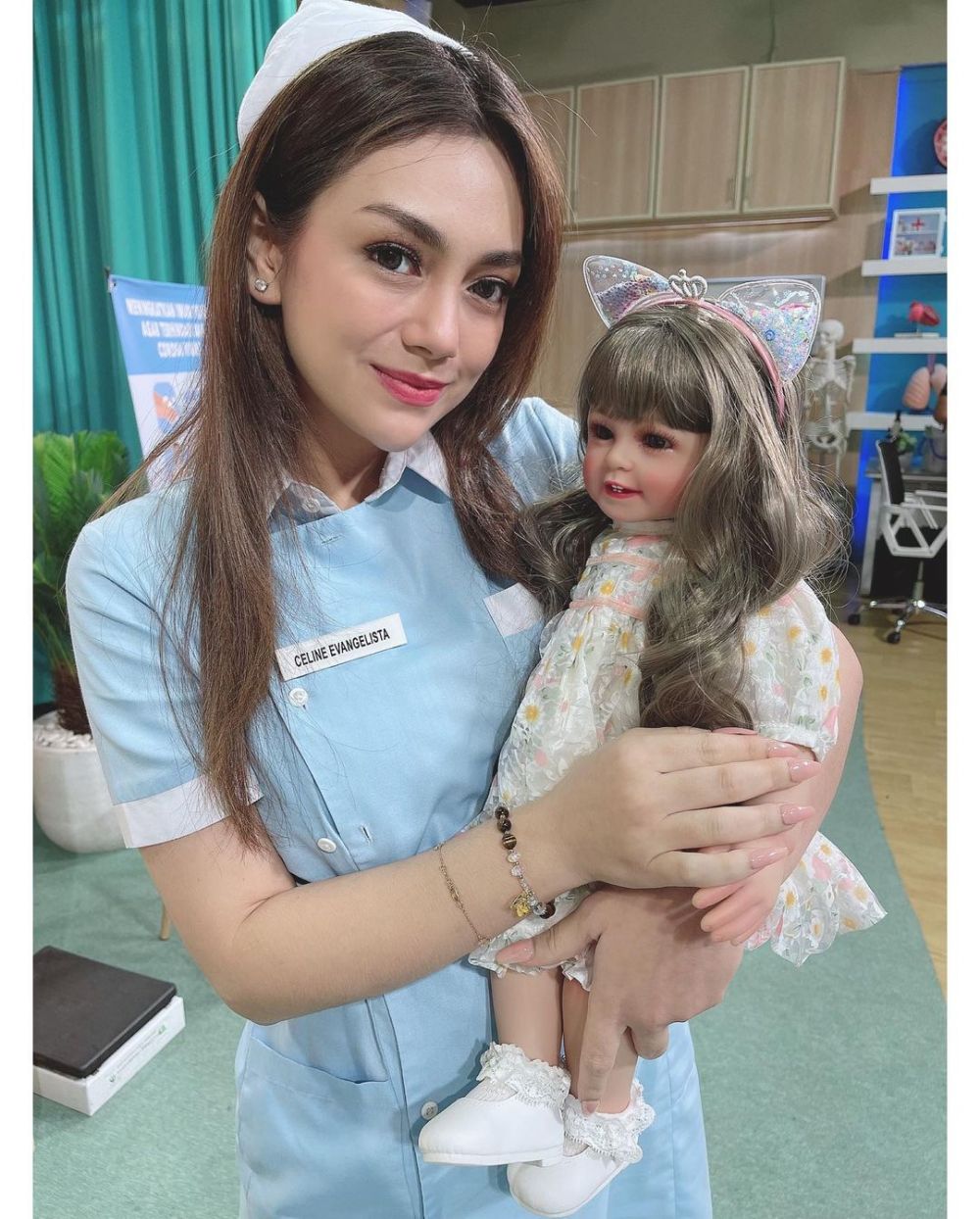 Tren Boneka Makin Menjadi, Celine Evangelista Pakaikan Baju dan Ajak Bicara Boneka