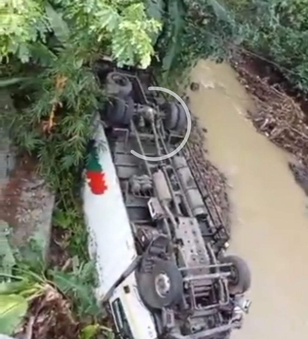 Tabrakan Karambol, Truk Terjun ke Bawah Jembatan di Rawalo, Ini Kronologinya
