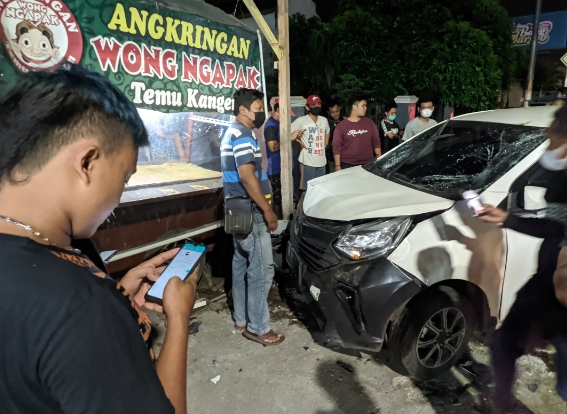 Mobil Oleng, Tabrak Dua Motor dan Kios di Jalan Letjend Pol Soemarto Purwokerto, Ini Kondisinya