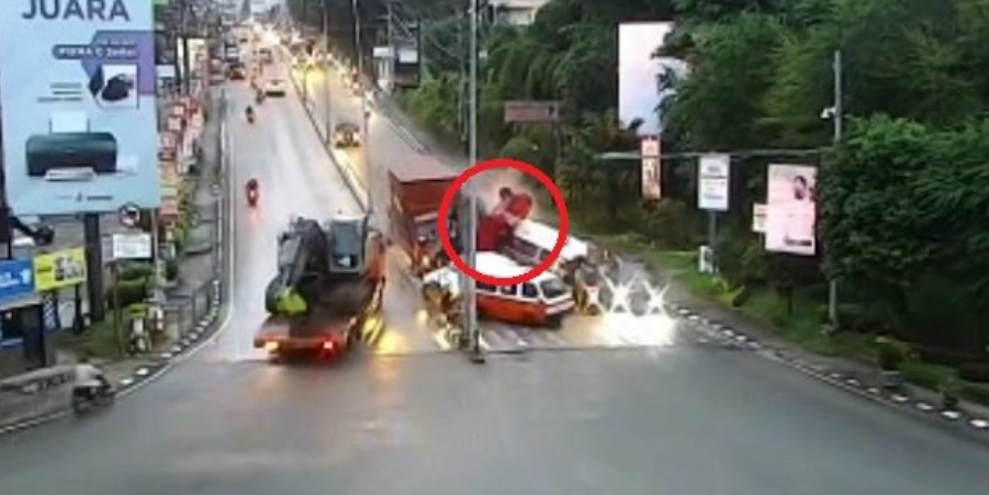 Viral Keajaiban, Bocah Penumpang Ayla Tak Terluka Sedikitpun Usai Mobilnya Diseruduk Trailer di Kecelakaan Bal