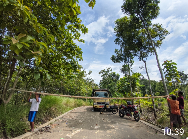 Warga Blokade Akses Truk Sampah Menuju TPA Gunung Cunil Pegalongan ...