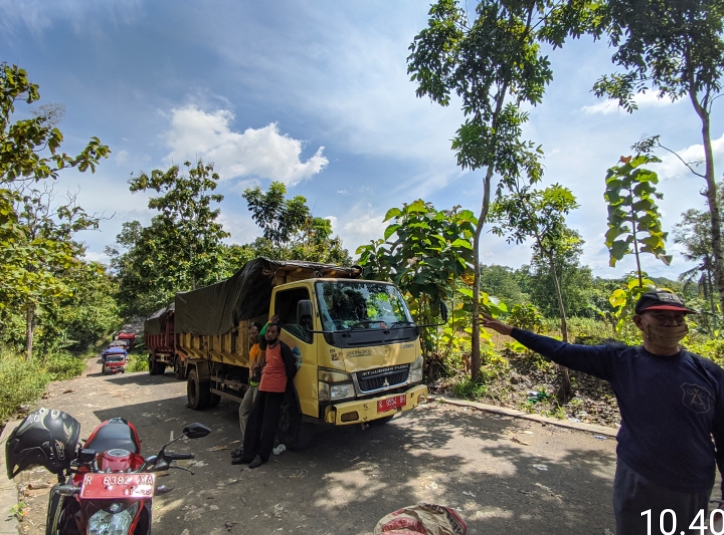 Ini Situasi dan Kondisi Saat Warga Blokade Akses Truk Sampah Menuju TPA Gunung Cunil