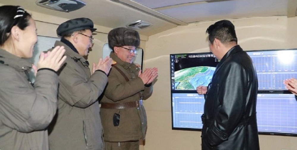 Peluncuran Rudal Hipersonik Korut Melesat 1.000 Km, Diawasi Langsung Kim Jong Un