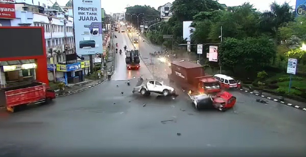 Truk Penabrak Berkontainer 20 Ton, Ini Kronologis Lengkap Kecelakaan di Simpang Rapak, 5 Tewas, 4 Mobil dan 14